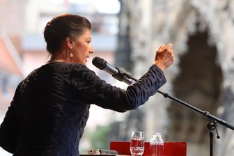Sahra Wagenknecht leistet auf dem Domhof Schützenhilfe - "Perverse Verarschung": Sahra Wagenknecht redet sich vor dem Zwickauer Dom in Rage. 