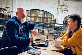 Sahra Wagenknechts neue Männer: Wie findet man Personal für eine Partei? - Klaus-Dieter Lübke Naberhaus, Mannschaftsarzt des Handballdamen-Nationalteams, und Sabine Zimmermann im Starbucks im Leipziger Bahnhof. Die Wagenknecht-Partei braucht Personal.