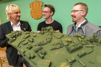 Saigerhütte Grünthal: Welterbe für die Finger - Seinen Entwurf hat Felix Brörken (Mitte) Bürgermeister Jörg Klaffenbach (l.) und Museumsleiter Lasse Eggers präsentiert.