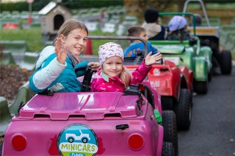 Saison 2024 der Freizeitanlage im Plauener Syratal endet: „Es war ein stürmisches Jahr mit Hindernissen“ - ... und Tschüss: Lena Weller (11, links) und Antonia Feitisch kommen im nächsten Jahr sicher wieder zum Gelände an der Plauener Parkeisenbahn. Dort gibt es auch Minicars.