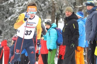 Saison am Fichtelberg gekrönt - Schon zur Hälfte des 15 Kilometer langen U-16-Rennens hatte sich Jonas Müller vom Feld abgesetzt. Danach baute der Starter des ATSV Gebirge/Gelobtland seinen Vorsprung weiter kontinuierlich aus. 