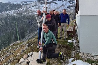 Saison auf der Plauener Hütte läuft gut an - Die gehisste Fahne signalisiert es: Die Hütte ist wieder in Betrieb, die Saison hat begonnen.