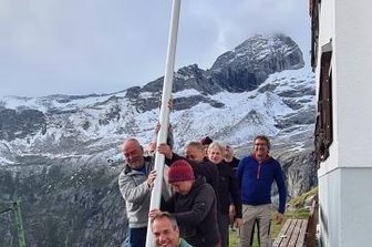 Saison auf Plauener Hütte läuft gut an - Die gehisste Fahne signalisiert es: Die Hütte ist wieder in Betrieb, die Saison hat begonnen.