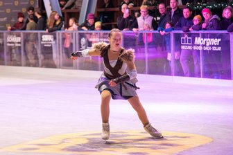 Saison-Auftakt für Eisbahn im Vogtland: Junge Eiskunstläufer begeistern Besucher - Helena Pflugbeil vom Verein der Universitätssportgemeinschaft Chemnitz (USG) zeigte bei der Eröffnung der Eisbahn im Elstergarten Oelsnitz ihre Kür.