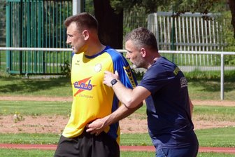 Saison der Fußball-Erzgebirgsliga beginnt mit faustdicker Überraschung - Trainer Dirk Mehlhorn (rechts), hier mit Leistungsträger Max Flade, hat mit der BSG Motor Zschopau zum Saisonauftakt einen Achtungserfolg gefeiert.