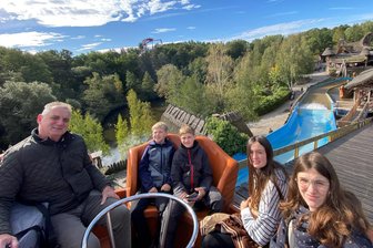Saison-Endspurt im Freizeitpark Plohn: Junior-Chef verrät weitere Details zur Weltneuheit - Stammgäste aus Apolda: Andreas Sachsenweger mit Enkeln - dahinter die Park-Teiche als Kulisse für die Weltneuheit.
