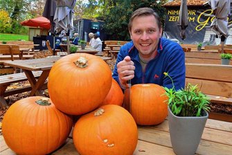 Saison geht weiter: Stadtpark Hainichen bekommt erstmals Winterzauber - Norbert Hohmann hält in der "Apotheke im Park" in Hainichen fast 70 Kürbisse für den "Hallo-Herbst" am Sonntag bereit. Das Areal mit den Sitzgelegenheiten soll noch im Herbst begradigt werden. 