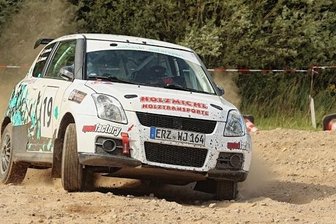 Saison-Halali auf dem Schotterbett - Julia Schneider und Stefan Weigel vertreten die Farben des MC Grünhain am Wochenende in der Lausitz. 