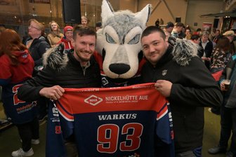 Saison-Halali bei den Eishockey-Wölfen im Erzgebirge: Warum ein Fan 500 Euro für ein Trikot ausgibt - Patrick Reißmann (r.) hat das Trikot von Eishockeyspieler Ricco Warkus (l.) für 500 Euro ersteigert. Es war das höchste Gebot bei der Saisonabschlussfeier der Schönheider Wölfe.