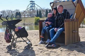 Saison im Sonnenlandpark gestartet - Etwas Ostseegefühl ist im Sonnenlandpark aufgekommen. Steffen und Mandy Kuhnert mit Tochter Lea im Strandkorb vor der Riesenrutsche.