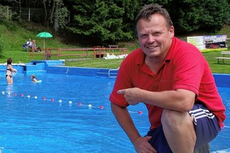 Saison in Freibädern im Erzgebirge in Gefahr - Jan Beyer ist Chef des FC-Bayern-Fanclubs, der das Freibad in Steinbach betreut. Er und seine Mitstreiter hoffen, dass sich noch eine Lösung für die Personalprobleme findet und das Bad auch in diesem Jahr öffnen kann.