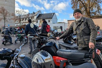 Saisonabtakt im Erzgebirge: Knapp 100 Motorradfahrer trotzen dem Wetter - Bis zum Mittag konnte sich Claus Uhlmann am Schloss Wildeck über schönes Wetter und viele Benzingespräche freuen.