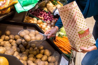 Saisonal und regional: Tipps für den Obst- und Gemüsekauf - Bio-Kartoffeln aus der Region: Wer darauf Wert legt, kann im Laden oder beim Wochenmarkt gezielt nach Anbauort und Anbauart fragen.