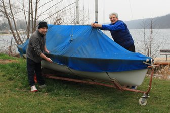 Saisonauftakt auf der Koberbachtalsperre: Werdauer Segler gehen mit großen Ambitionen aufs Wasser - Ralf Reuther (links) und Uwe Rehm beim Auspacken eines Ixylon-Bootes.