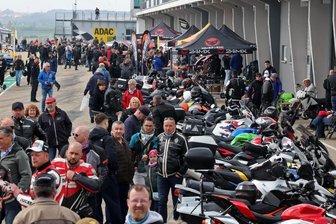 Saisonauftakt der Biker: 2000 Besucher kommen zum Sachsenring - 750 Motorräder wurden gezählt. Es waren aber nicht nur Biker unter den Besuchern.