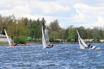 Saisonauftakt der Segler - Solche Bilder gab es auf der Koberbachtalsperre schon lange nicht mehr. Nach der Coronazeit hatte zuletzt der niedrige Wasserstand keine Wettfahrten zugelassen.