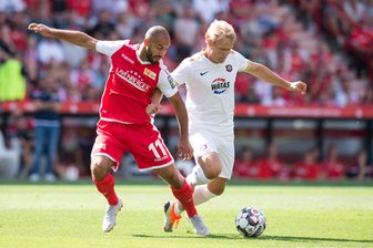 Saisonauftakt: Erzgebirge Aue unterliegt Union Berlin knapp - Unions Akaki Gogia (links) versucht Jan Hochscheidt den Ball abzunehmen.