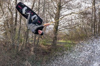 Saisonauftakt im Pineapple-Wakepark Rossau: Wakeboard-Action, Festivalfeeling und neue Features - In Rossau steht die Welt auf dem Kopf: Der Pineapple-Wakepark ist in die neue Saison gestartet.