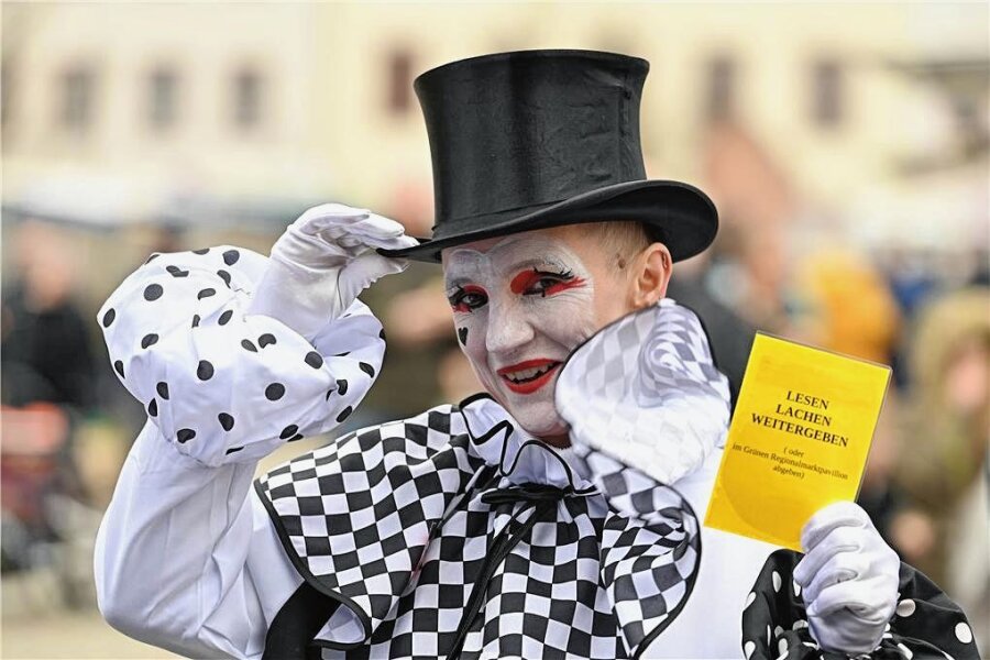 Saisonauftakt: Regionalmarkt in Rochlitz trotzt dem Regen - Der Regionalmarkt bietet auch ein buntes Rahmenprogramm: So verteilte Madeleine Last als Clown Pierrot Lachkarten mit Witzen.
