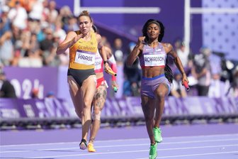 Saisonbestleistung: Rebekka Haase sprintet mit der Staffel ins olympische Finale - Endspurt bei der 4x100-Meter-Staffel: Rebekka Haase läuft knapp hinter dem US-amerikanischen Sprintstar Sha‘carri Richardson ins Ziel.