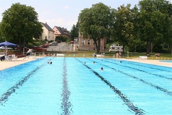 Saisonbilanz: 40.500 Badegäste kommen ins Oberreichenbacher Bad - Blick auf das 50-Meter-Schwimmerbecken im Freibad Oberreichenbach.