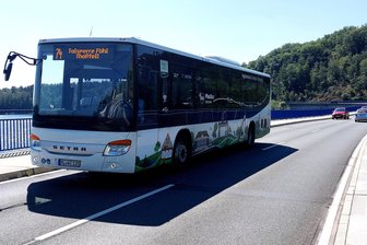 Saisonbus fährt auch abends von der Pöhl zurück - Ein Bus der Linie 74 auf der Sperrmauer der Talsperre Pöhl.