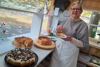 Saisonende bald im Empanada-Häuschen bei Augustusburg – Betreiberin Susie Benz schmiedet schon neue Pläne - Treff an der Bahnstrecke Chemnitz–Annaberg/Buchholz: Susie Benz kann herzhaft und süß.