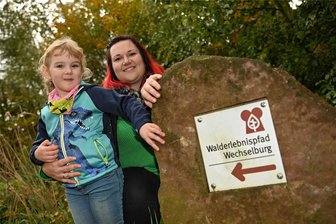 Saisonende im Porphyrhaus: Die drei Leute treffen Sie am Rochlitzer Berg 2024 wieder - Gästeführerin Ulrike Gabriel, hier mit Tochter Lydia, wird im April 2024 erstmals ihre selbst entwickelte Führung auf dem Walderlebnispfad anbieten.