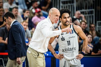 Saisonende oder Weiterkämpfen: Diese drei Faktoren können im Playoff-Heimspiel der Niners Chemnitz entscheidend sein - Das Verhältnis zwischen Niners-Cheftrainer Rodrigo Pastore und seinen Profis war in dieser Saison oft angespannt. Hier erklärt er Spielmacher Jacob Gilyard beim Spiel in Heidelberg, was er erwartet. Doch oft entsteht der Eindruck, dass nicht wirklich zugehört wird.