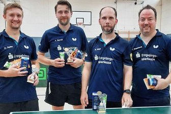 Saisoneröffnung mit Überraschung - Dicke Überraschung: René Wolf (2. v. r.) hat sich im Finale des Lugauer Vereinsturniers gegen Daniel Spille (l.) durchgesetzt. Dritter wurde Kevin Berndt (2. v. l.) vor Tommy Engelhardt. 