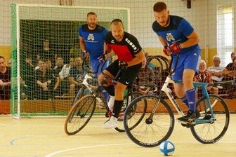 Saisonfinale in der 2. Bundesliga lässt Radballer aus dem Erzgebirge jubeln - Paul Simon (hinten) und Hendrik Neubert feierten zum Saisonabschluss noch einmal drei Siege.