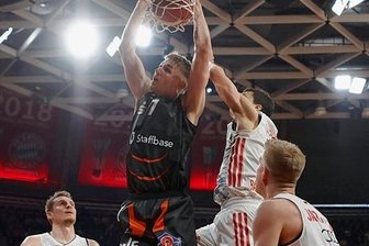 Saisonrückblick: Die Niners und der Sprung ins Rampenlicht - Der gebürtige Chemnitzer Jonas Richter (hier im ersten Playoff-Spiel beim FC Bayern München) hat in den vergangenen Jahren eine starke Entwicklung bei den Niners Chemnitz genommen und gilt als heißer Kandidat für die Nachfolge von Malte Ziegenhagen als Mannschaftskapitän. Auch Gordon Herbert, Trainer der deutschen Nationalmannschaft, habe ihn auf dem Zettel, verriet Richter. "Er hat mich ein paarmal angerufen", so der Chemnitzer. 