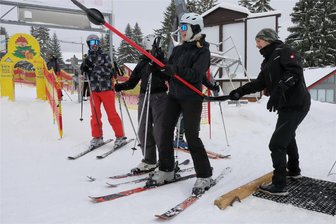 Saisonstart am Fichtelberg: Von Neuseeland an den Lift in Oberwiesenthal - Benjamin Berg (rechts) half den Gästen bei Einstieg in den Lift.