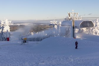 Saisonstart am Keilberg: Größtes Skigebiet im Erzgebirge öffnet - Am Keilberg laufen die Schneekanonen. Der Beginn der Skisaison steht unmittelbar bevor.