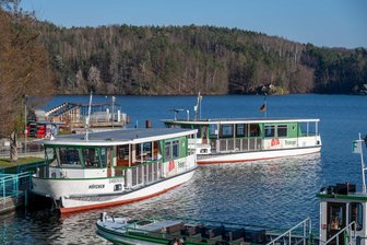 Saisonstart an der Talsperre Kriebstein: Warum eine Fähre vorerst im Hafen bleiben muss - Zum Saisonstart kann die Motorfähre „Höfchen“ wegen eines technischen Schadens nicht fahren. Es wird vorerst ein Ersatzfahrplan ausgehängt.