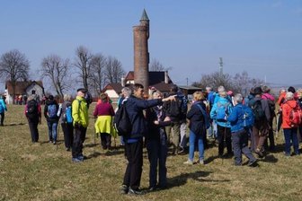 Saisonstart auf den Spuren von Räubern - Wanderer aus Westböhmen und dem Vogtland am Samstag auf den Höhen bei Maria Kulm.