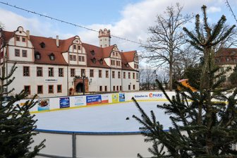 Saisonstart auf Eisbahn am Schloss in Glauchau: 87 Tage ist Gratis-Eislaufen vor einer ganz besonderen Kulisse möglich - Blick zur Eisbahn in Glauchau. Vor dem Schloss steht den Kufenflitzern eine Fläche von rund 300 Quadratmetern zur Verfügung. Am Freitagnachmittag beginnt die neue Saison.
