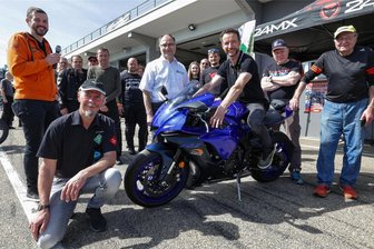 Saisonstart für die Biker mit Sicherheit und Segen auf dem Sachsenring - Erik Klose, Peter Losleben vom Landesverband Sächsischer Fahrlehrer, Mike Richter vom Förderverein Sachsenring und Ex-Rennfahrer Max Neukirchner (von links) gaben Motorradfahrern Tipps für einen sicheren Start in die neue Saison.