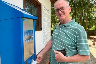 Saisonstart im Freibad Sachsenburg: Bürgermeister wagt ersten Sprung ins kühle Nass - Lutz Thieme aus Lichtenau war der erste Badegast in der diesjährigen Saison im Freibad Sachsenburg.