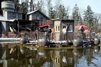 Saisonstart im Freizeitpark Plohn: Auf diese neue Attraktion können sich die Besucher freuen - Mitten im künstlich angelegten Teich an der Westernstadt hat das nagelneue Jet-Ski-Karussell der Firma Zierer aus Deggendorf seinen Platz gefunden. Drum herum wurde die Geschichte von Dazzling Dan‘s illegaler Schnapsbrennerei gestrickt. Am Montag war der Tüv da.