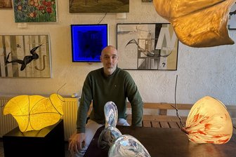Saisonstart im Refugium Ehrenberg: Das sind die Höhepunkte - Jens Ossada in der neu gestalteten Kunstausstellung im Refugium Ehrenberg.