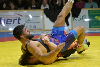 Saisonstart im Ringen: Ein Erzgebirgsderby jagt das nächste - Hier setzt Thalheims Leon Kolbe (unten) Gelenaus Basmullah Khanjari schachmatt. Auch in diesem Jahr sind wieder tolle Duelle garantiert.