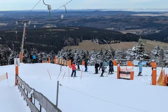 Saisonstart im Skigebiet am Fichtelberg - wann es los geht - An der Himmelsleiter am Fichtelberg startet die Skisaison.