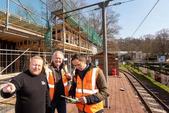 Saisonstart in beliebter Plauener Freizeitanlage: Ab Karfreitag geht’s rund im Syratal - Jörn Tack (Mitte) und Tobias Findeisen (rechts) vom Eisenbahnbundesamt gaben Betreiber Marcel Kaiser jetzt ihr Okay für den Saisonstart seiner Freizeitanlage.