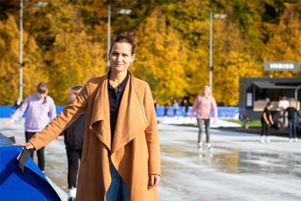 Saisonstart in Chemnitz bei 20 Grad: Wie präpariert man da eine Freiluft-Eisbahn? - Marlen Thill ist seit 2021 Betriebsleiterin im Jutta-Müller-Eissportzentrum. Die dortige Eisschnelllaufbahn kann seit diesem Sonntag genutzt werden.