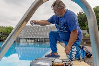 Saisonstart in den Freibädern der Annaberger Region: Aussicht auf mehr Lockerungen - Das Freibad Am Stangewald in Buchholz hat - unter Einhaltung der aktuellen Corona-Schutzmaßnahmen - bereits geöffnet. Mitarbeiter Peter Sywall prüft regelmäßig die Wasserqualität.