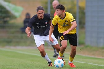 Saisonstart in der Fußball-Oberliga: VfB Auerbach will oben mitspielen – Was für und gegen das Team spricht - Timo Schneider (rechts, hier im Duell mit dem Zwickauer Veron Dobruna) ist einer von drei Neuen im Team des VfB Auerbach.