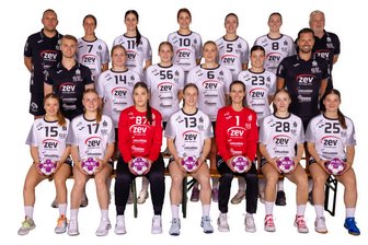 Saisonstart in der Handball-Bundesliga für den BSV Sachsen Zwickau: Mit vielen Neuen zu neuen Zielen? - Die Mannschaft des BSV Sachsen Zwickau für die Saison 2023/24. Hintere Reihe von links: Lars Radecker (Teamkoordinator), Nora Jakobsson van Stam, Ema Hrvatin, Rita Lakatos, Natasa Corovic,Diana Dögg Magnusdottir, Dietmar Schmidt (Co-Trainer). Mitte von links: Eric Kugler (Physiotherapeut), Natacha Buhl, Laura Nagy, Laura Szabó, Simona Madjovska, Norman Rentsch (Cheftrainer). Vordere Reihe von links: Louise Cavanie, Emma Montag, Jovana Kadovic, Jasmina Gierga, Caroline Martins, Juliane Peter, Lea-Sophie Walkowiak.