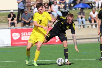 Saisonstart in Fußball-Landesliga und Landesklasse: Das sind die Ambitionen der Chemnitzer Teams - Auch in dieser Saison kommt es in der Landesliga wieder zu dem Duell zwischen dem VfB Fortuna Chemnitz (hier mit Liam Lenz/li.) und Handwerk Rabenstein (hier mit Kim Leon Weigel/re.).