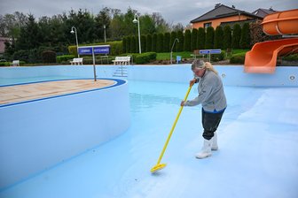 Saisonstart in Garnsdorf und Hartmannsdorf: Was Badegäste wissen müssen - Diana Wolf bereitet die Saisoneröffnung im Sommerbad Garnsdorf vor.